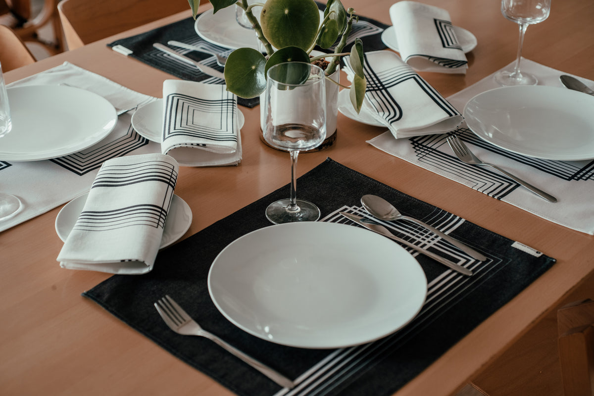 Serie Líneas: Set de 4 Servilletas Líneas Negras