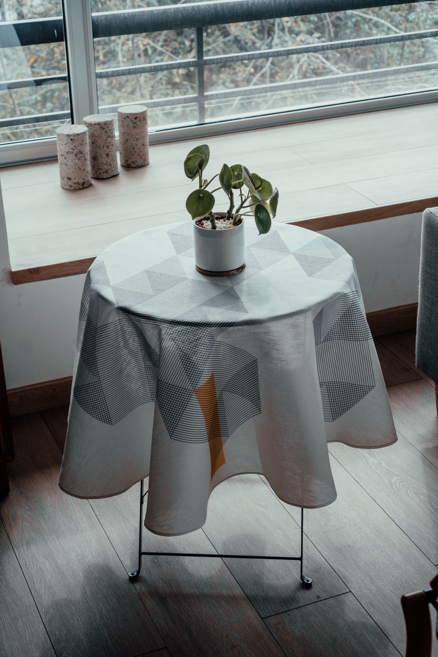 Mantel Circular Diagonales Negras
