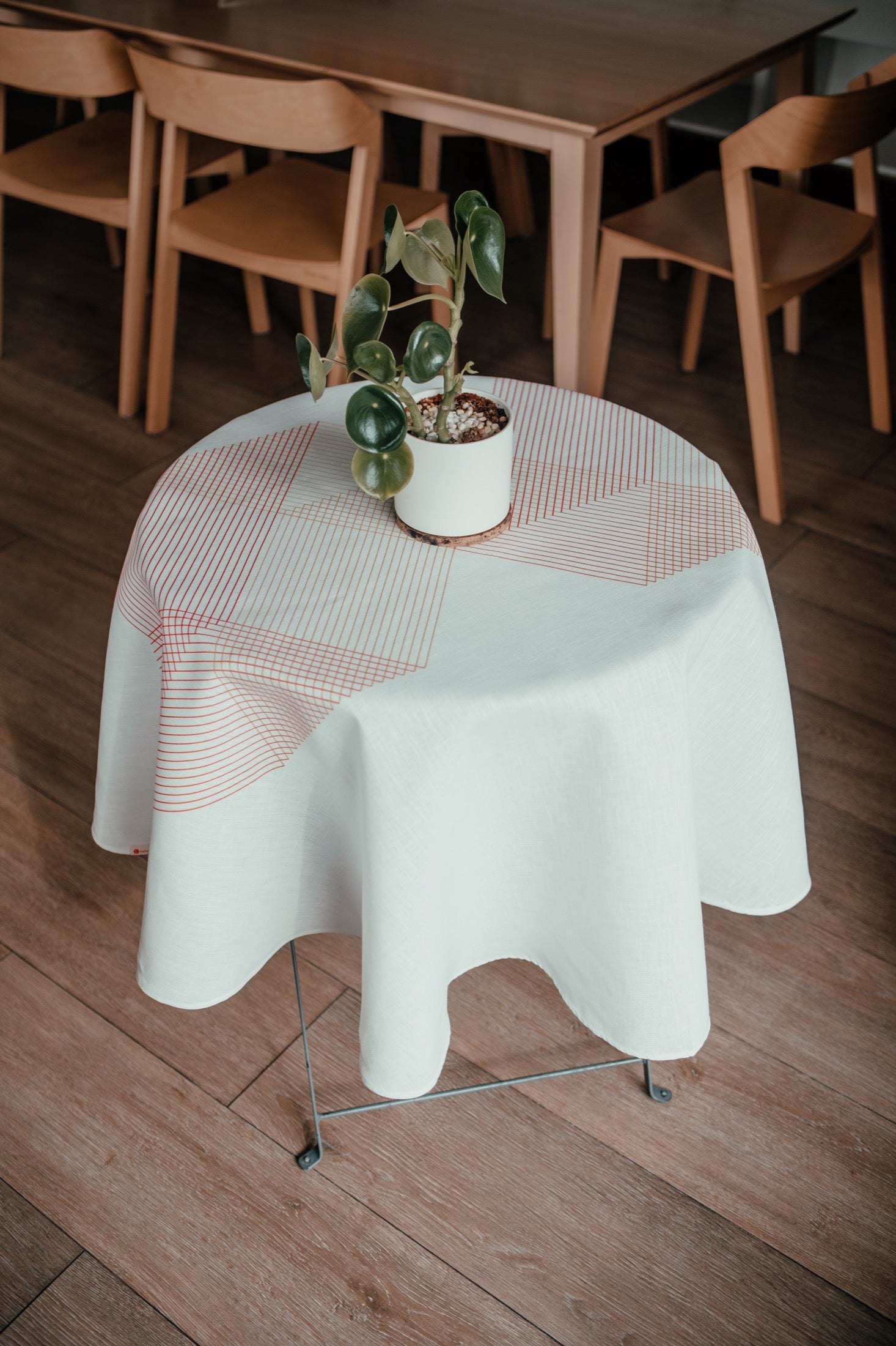 Mantel Circular Diagonales Rojas