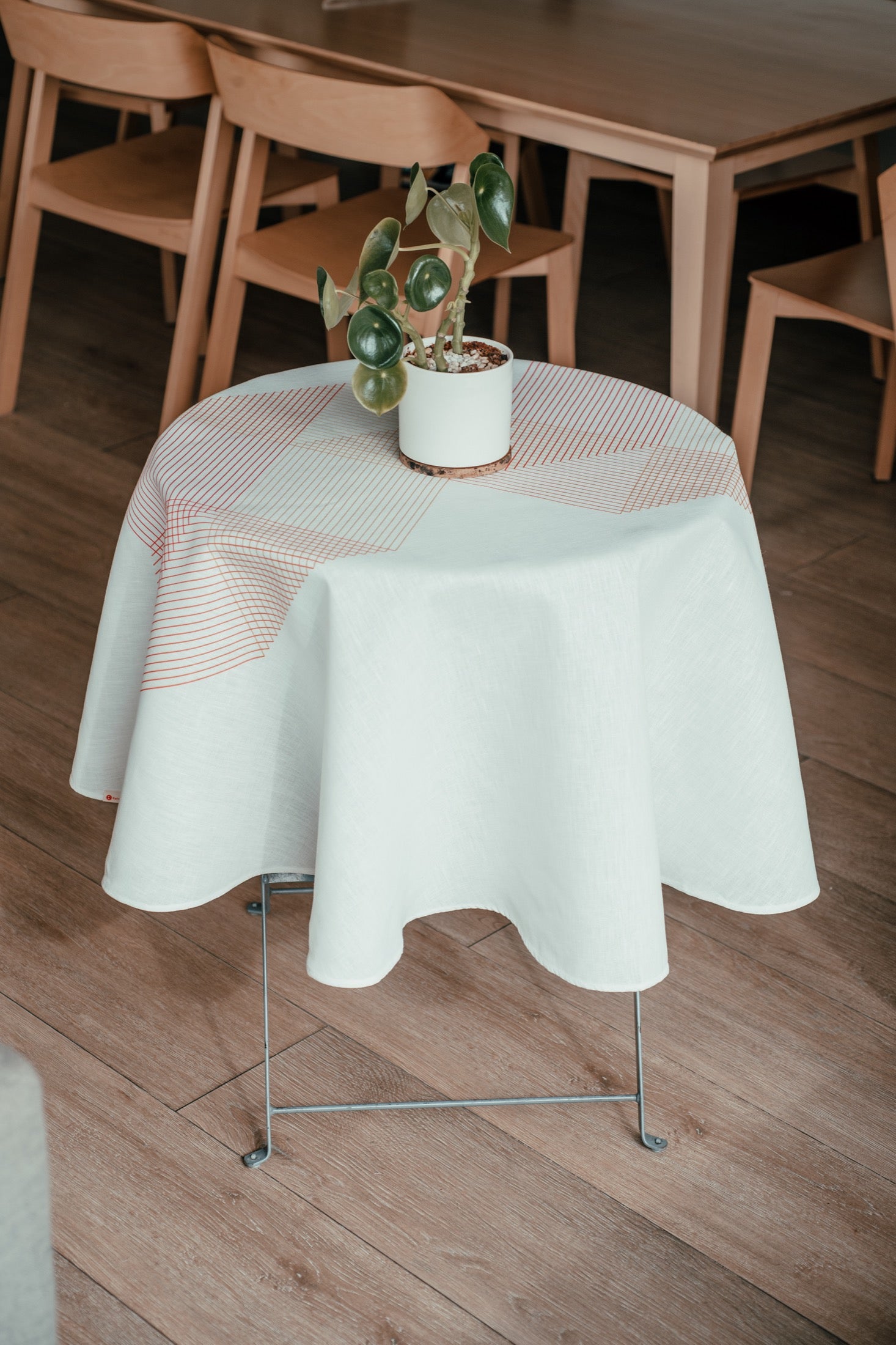 Mantel Circular Diagonales Rojas